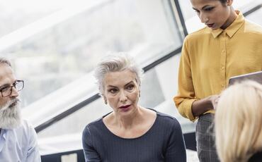 Før mennesker opplever trygghet, når ikke logikken frem. Denne saken viser hvorfor ledere må forstå hjernen før de ber om endring. (Foto: Istock.com)