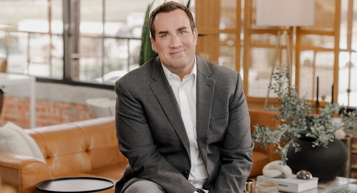 Ledelsesekspert David Burkus viser hvordan ledere kan skape nærhet, dialog og kultur i hybride team, der tillit og fellesskap må bygges bevisst, ikke bare oppstå. (Foto: Tony Li)