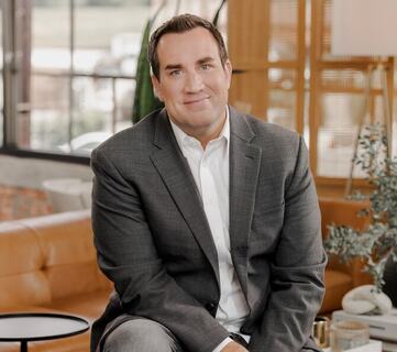 Ledelsesekspert David Burkus viser hvordan ledere kan skape nærhet, dialog og kultur i hybride team, der tillit og fellesskap må bygges bevisst, ikke bare oppstå. (Foto: Tony Li) Ledelsesekspert David Burkus viser hvordan ledere kan skape nærhet, dialog og kultur i hybride team, der tillit og fellesskap må bygges bevisst, ikke bare oppstå. (Foto: Tony Li)