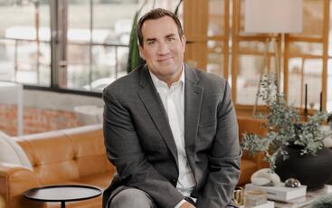 Ledelsesekspert David Burkus viser hvordan ledere kan skape nærhet, dialog og kultur i hybride team, der tillit og fellesskap må bygges bevisst, ikke bare oppstå. (Foto: Tony Li) Ledelsesekspert David Burkus viser hvordan ledere kan skape nærhet, dialog og kultur i hybride team, der tillit og fellesskap må bygges bevisst, ikke bare oppstå. (Foto: Tony Li)