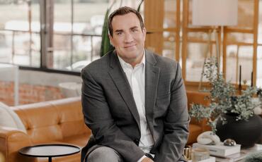 Ledelsesekspert David Burkus viser hvordan ledere kan skape nærhet, dialog og kultur i hybride team, der tillit og fellesskap må bygges bevisst, ikke bare oppstå. (Foto: Tony Li) Ledelsesekspert David Burkus viser hvordan ledere kan skape nærhet, dialog og kultur i hybride team, der tillit og fellesskap må bygges bevisst, ikke bare oppstå. (Foto: Tony Li)