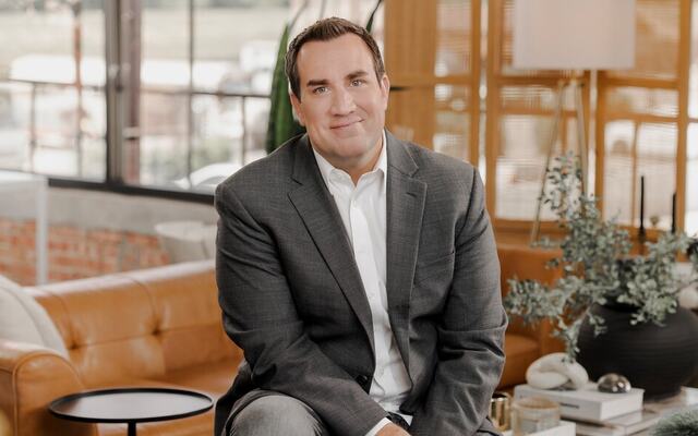 Ledelsesekspert David Burkus viser hvordan ledere kan skape nærhet, dialog og kultur i hybride team, der tillit og fellesskap må bygges bevisst, ikke bare oppstå. (Foto: Tony Li)