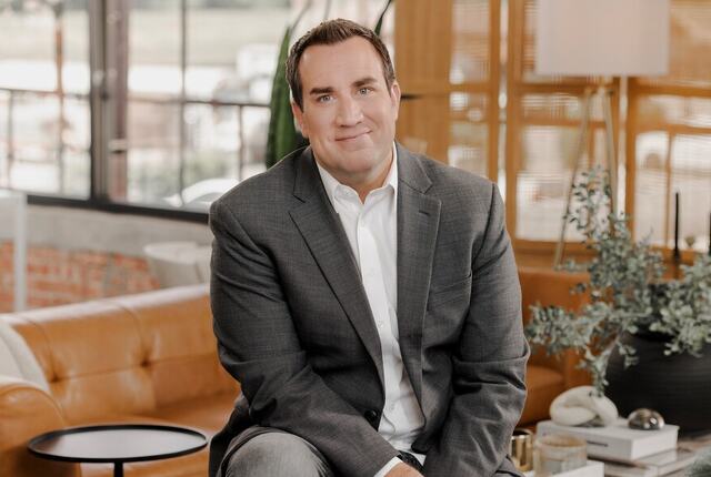 Ledelsesekspert David Burkus viser hvordan ledere kan skape nærhet, dialog og kultur i hybride team, der tillit og fellesskap må bygges bevisst, ikke bare oppstå. (Foto: Tony Li)