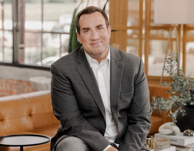 Ledelsesekspert David Burkus viser hvordan ledere kan skape nærhet, dialog og kultur i hybride team, der tillit og fellesskap må bygges bevisst, ikke bare oppstå. (Foto: Tony Li)