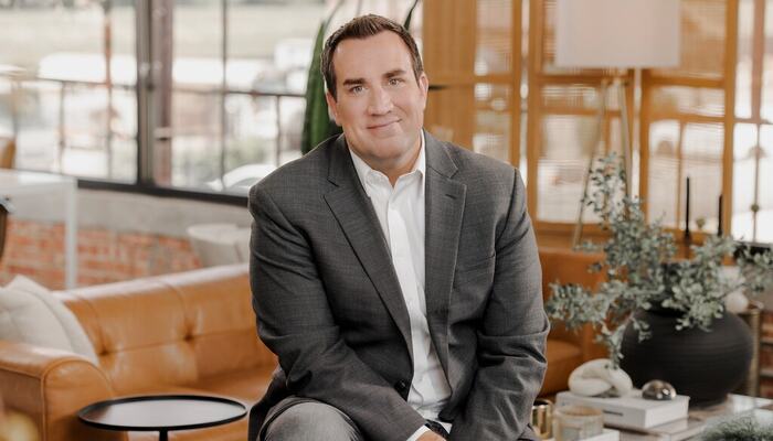 Ledelsesekspert David Burkus viser hvordan ledere kan skape nærhet, dialog og kultur i hybride team, der tillit og fellesskap må bygges bevisst, ikke bare oppstå. (Foto: Tony Li) Ledelsesekspert David Burkus viser hvordan ledere kan skape nærhet, dialog og kultur i hybride team, der tillit og fellesskap må bygges bevisst, ikke bare oppstå. (Foto: Tony Li)