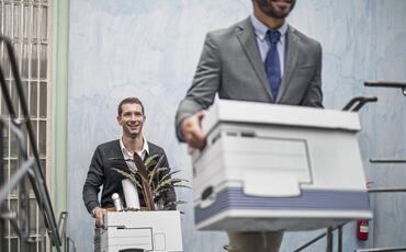 Når mennesker forsvinner eller kommer til, endres mer enn bemanning, tillit, roller og samspill settes i spill. Overganger som ledes bevisst kan bygge kultur, mens de som overlates til tilfeldigheter, skaper uro og tap av energi. (Foto: Istock.com) Når mennesker forsvinner eller kommer til, endres mer enn bemanning, tillit, roller og samspill settes i spill. Overganger som ledes bevisst kan bygge kultur, mens de som overlates til tilfeldigheter, skaper uro og tap av energi. (Foto: Istock.com)