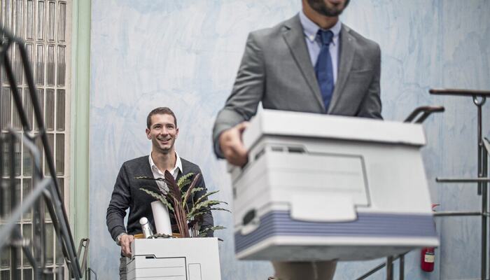 Når mennesker forsvinner eller kommer til, endres mer enn bemanning, tillit, roller og samspill settes i spill. Overganger som ledes bevisst kan bygge kultur, mens de som overlates til tilfeldigheter, skaper uro og tap av energi. (Foto: Istock.com) Når mennesker forsvinner eller kommer til, endres mer enn bemanning, tillit, roller og samspill settes i spill. Overganger som ledes bevisst kan bygge kultur, mens de som overlates til tilfeldigheter, skaper uro og tap av energi. (Foto: Istock.com)