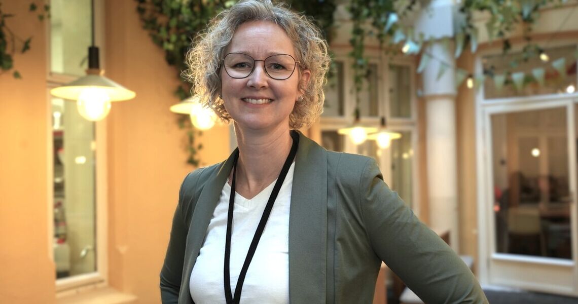 Hilde Sinding: Når ledere slutter å lete etter raske svar og heller utforsker problemet sammen, øker både beslutningskvalitet, ansvarlighet og gjennomføringsevne. Kollegasparring gir rom for klokere valg før handling. (Foto: privat)