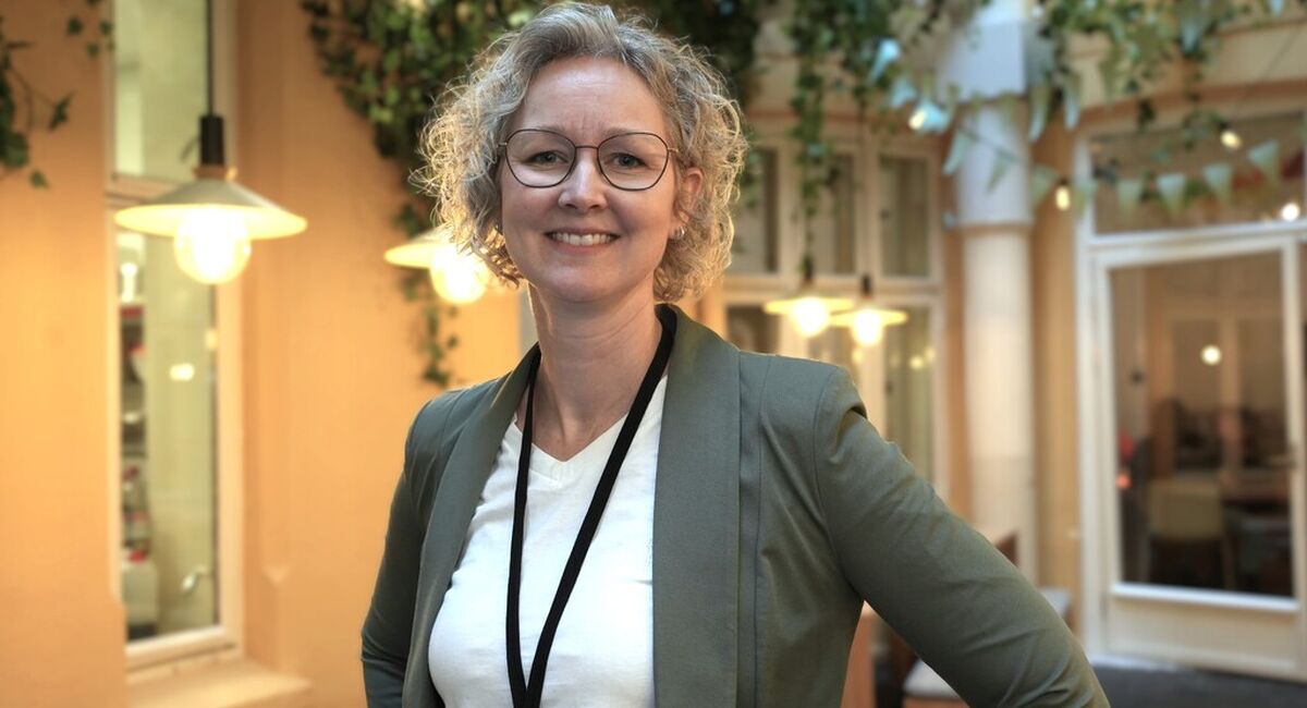 Hilde Sinding: Når ledere slutter å lete etter raske svar og heller utforsker problemet sammen, øker både beslutningskvalitet, ansvarlighet og gjennomføringsevne. Kollegasparring gir rom for klokere valg før handling. (Foto: privat) Hilde Sinding: Når ledere slutter å lete etter raske svar og heller utforsker problemet sammen, øker både beslutningskvalitet, ansvarlighet og gjennomføringsevne. Kollegasparring gir rom for klokere valg før handling. (Foto: privat)