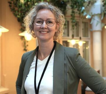 Hilde Sinding: Når ledere slutter å lete etter raske svar og heller utforsker problemet sammen, øker både beslutningskvalitet, ansvarlighet og gjennomføringsevne. Kollegasparring gir rom for klokere valg før handling. (Foto: privat) Hilde Sinding: Når ledere slutter å lete etter raske svar og heller utforsker problemet sammen, øker både beslutningskvalitet, ansvarlighet og gjennomføringsevne. Kollegasparring gir rom for klokere valg før handling. (Foto: privat)