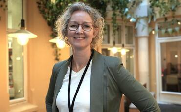 Hilde Sinding: Når ledere slutter å lete etter raske svar og heller utforsker problemet sammen, øker både beslutningskvalitet, ansvarlighet og gjennomføringsevne. Kollegasparring gir rom for klokere valg før handling. (Foto: privat) Hilde Sinding: Når ledere slutter å lete etter raske svar og heller utforsker problemet sammen, øker både beslutningskvalitet, ansvarlighet og gjennomføringsevne. Kollegasparring gir rom for klokere valg før handling. (Foto: privat)