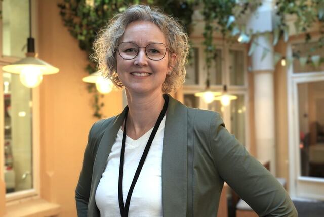 Hilde Sinding: Når ledere slutter å lete etter raske svar og heller utforsker problemet sammen, øker både beslutningskvalitet, ansvarlighet og gjennomføringsevne. Kollegasparring gir rom for klokere valg før handling. (Foto: privat) Hilde Sinding: Når ledere slutter å lete etter raske svar og heller utforsker problemet sammen, øker både beslutningskvalitet, ansvarlighet og gjennomføringsevne. Kollegasparring gir rom for klokere valg før handling. (Foto: privat)