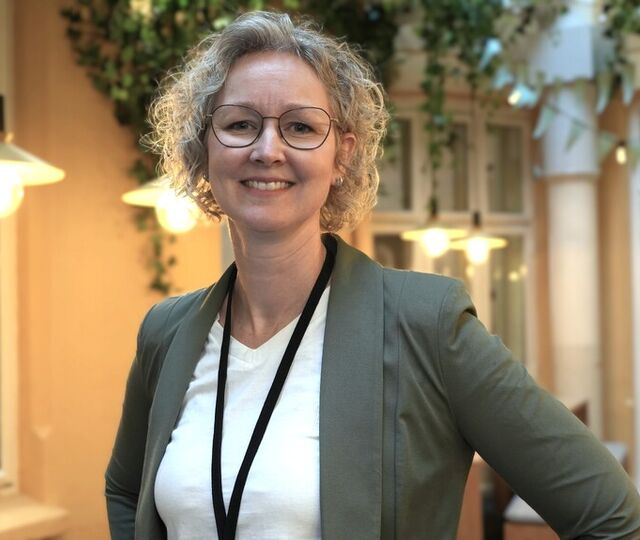 Hilde Sinding: Når ledere slutter å lete etter raske svar og heller utforsker problemet sammen, øker både beslutningskvalitet, ansvarlighet og gjennomføringsevne. Kollegasparring gir rom for klokere valg før handling. (Foto: privat) Hilde Sinding: Når ledere slutter å lete etter raske svar og heller utforsker problemet sammen, øker både beslutningskvalitet, ansvarlighet og gjennomføringsevne. Kollegasparring gir rom for klokere valg før handling. (Foto: privat)