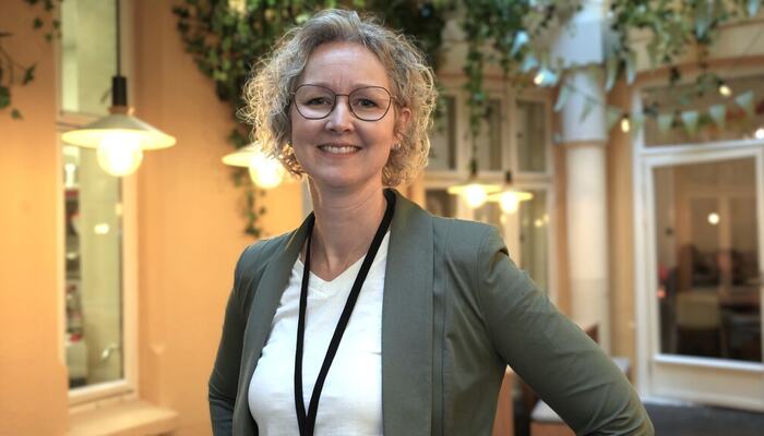 Hilde Sinding: Når ledere slutter å lete etter raske svar og heller utforsker problemet sammen, øker både beslutningskvalitet, ansvarlighet og gjennomføringsevne. Kollegasparring gir rom for klokere valg før handling. (Foto: privat)