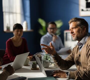 Når ledere aldri kobler av, svekkes oppmerksomheten i det stille – og med den kvaliteten på beslutningene som tas. (Foto: Istock.com)