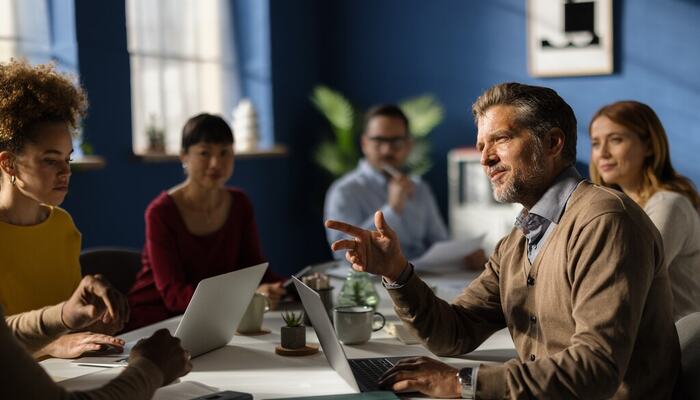 Når ledere aldri kobler av, svekkes oppmerksomheten i det stille – og med den kvaliteten på beslutningene som tas. (Foto: Istock.com)