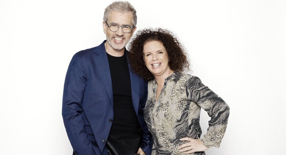 Bård Brænde og Nina Nakling viser hvordan improvisasjon kan bli lederens viktigste verktøy for bedre samspill. Gjennom Superkollega-metodikken lærer de organisasjoner å bygge trygghet, kreativitet og energi, uten store budsjetter, men med ekte menneskelig tilstedeværelse. (Foto: Anna Julia Granberg)