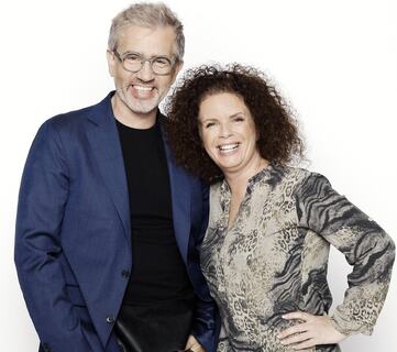 Bård Brænde og Nina Nakling viser hvordan improvisasjon kan bli lederens viktigste verktøy for bedre samspill. Gjennom Superkollega-metodikken lærer de organisasjoner å bygge trygghet, kreativitet og energi, uten store budsjetter, men med ekte menneskelig tilstedeværelse. (Foto: Anna Julia Granberg)