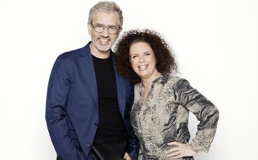 Bård Brænde og Nina Nakling viser hvordan improvisasjon kan bli lederens viktigste verktøy for bedre samspill. Gjennom Superkollega-metodikken lærer de organisasjoner å bygge trygghet, kreativitet og energi, uten store budsjetter, men med ekte menneskelig tilstedeværelse. (Foto: Anna Julia Granberg)