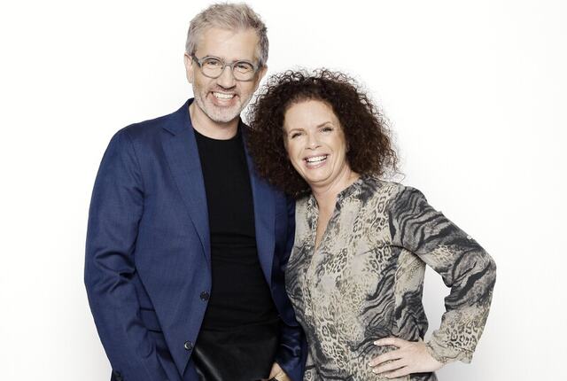 Bård Brænde og Nina Nakling viser hvordan improvisasjon kan bli lederens viktigste verktøy for bedre samspill. Gjennom Superkollega-metodikken lærer de organisasjoner å bygge trygghet, kreativitet og energi, uten store budsjetter, men med ekte menneskelig tilstedeværelse. (Foto: Anna Julia Granberg) Bård Brænde og Nina Nakling viser hvordan improvisasjon kan bli lederens viktigste verktøy for bedre samspill. Gjennom Superkollega-metodikken lærer de organisasjoner å bygge trygghet, kreativitet og energi, uten store budsjetter, men med ekte menneskelig tilstedeværelse. (Foto: Anna Julia Granberg)