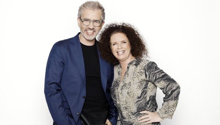 Bård Brænde og Nina Nakling viser hvordan improvisasjon kan bli lederens viktigste verktøy for bedre samspill. Gjennom Superkollega-metodikken lærer de organisasjoner å bygge trygghet, kreativitet og energi, uten store budsjetter, men med ekte menneskelig tilstedeværelse. (Foto: Anna Julia Granberg) Bård Brænde og Nina Nakling viser hvordan improvisasjon kan bli lederens viktigste verktøy for bedre samspill. Gjennom Superkollega-metodikken lærer de organisasjoner å bygge trygghet, kreativitet og energi, uten store budsjetter, men med ekte menneskelig tilstedeværelse. (Foto: Anna Julia Granberg)