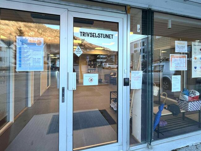 Trivselstunet i Sogndal sentrum. (Foto: Susanne Brandt Røssevold) Inngangsdør skilta med Trivselstunet
