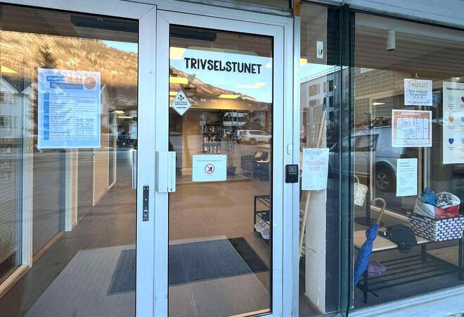 Inngangsdør skilta med Trivselstunet