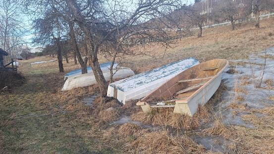 Sogndal kommune vil fjerna desse plastbåtane frå Nybøstrondi