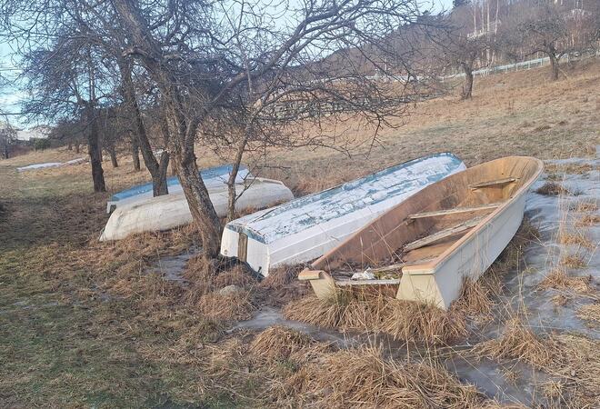 Sogndal kommune vil fjerna desse plastbåtane frå Nybøstrondi