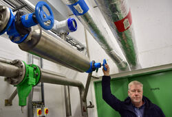 Avdelingsleder Geir Breimyr ved Saulekilen renseanlegg med KROHNEs Coriolis massestrømmåler