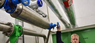 Avdelingsleder Geir Breimyr ved Saulekilen renseanlegg med KROHNEs Coriolis massestrømmåler