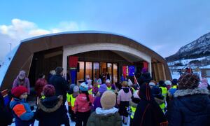 Folk, barn, voksne, sang, taler, kulturgammen