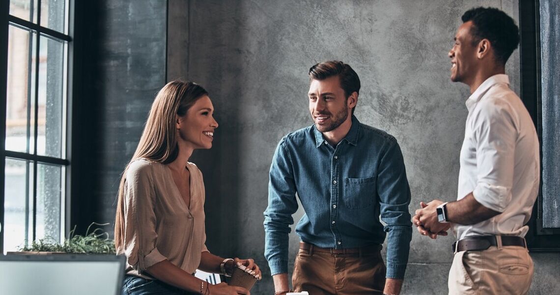 1.	Engasjement bygges i arbeidshverdagen,  ikke i pauserommet. Når jobben gir mening og mestring, tåler mennesker mer press. (Foto: Istock.com)