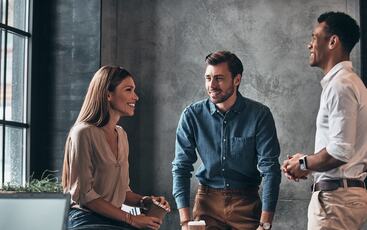 1. Engasjement bygges i arbeidshverdagen, ikke i pauserommet. Når jobben gir mening og mestring, tåler mennesker mer press. (Foto: Istock.com) 1. Engasjement bygges i arbeidshverdagen, ikke i pauserommet. Når jobben gir mening og mestring, tåler mennesker mer press. (Foto: Istock.com)