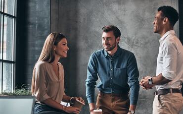 1.	Engasjement bygges i arbeidshverdagen,  ikke i pauserommet. Når jobben gir mening og mestring, tåler mennesker mer press. (Foto: Istock.com)