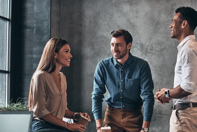1.	Engasjement bygges i arbeidshverdagen,  ikke i pauserommet. Når jobben gir mening og mestring, tåler mennesker mer press. (Foto: Istock.com)