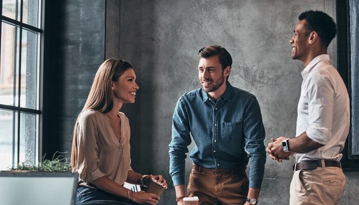1.	Engasjement bygges i arbeidshverdagen,  ikke i pauserommet. Når jobben gir mening og mestring, tåler mennesker mer press. (Foto: Istock.com)