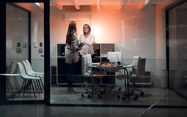 Kultur formes ikke av beslutninger alene. Den formes av hvordan ledelsen håndterer motstand, frykt og behovet for mening i praksis. (Foto: Istock.com) Kultur formes ikke av beslutninger alene. Den formes av hvordan ledelsen håndterer motstand, frykt og behovet for mening i praksis. (Foto: Istock.com)