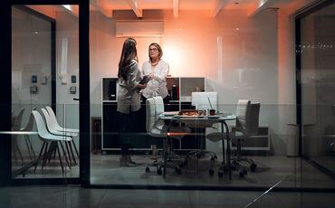 Kultur formes ikke av beslutninger alene. Den formes av hvordan ledelsen håndterer motstand, frykt og behovet for mening i praksis. (Foto: Istock.com) Kultur formes ikke av beslutninger alene. Den formes av hvordan ledelsen håndterer motstand, frykt og behovet for mening i praksis. (Foto: Istock.com)