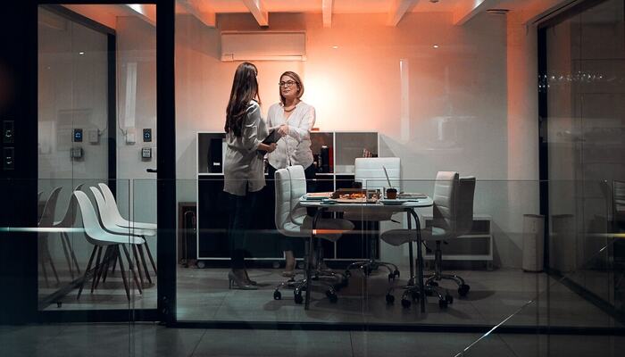 Kultur formes ikke av beslutninger alene. Den formes av hvordan ledelsen håndterer motstand, frykt og behovet for mening i praksis. (Foto: Istock.com)