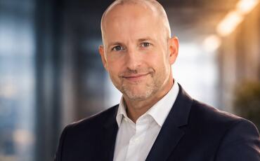 Ragnar Haug: Tverrfaglige team skaper ikke fremdrift av seg selv. Uten tydelig mandat og beslutningsansvar blir dialog en erstatning for valg, og ledelsen trekker seg gradvis tilbake. Ragnar Haug: Tverrfaglige team skaper ikke fremdrift av seg selv. Uten tydelig mandat og beslutningsansvar blir dialog en erstatning for valg, og ledelsen trekker seg gradvis tilbake.