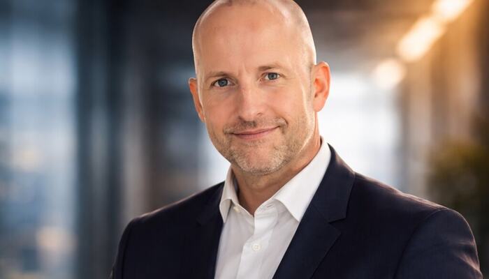 Ragnar Haug: Tverrfaglige team skaper ikke fremdrift av seg selv. Uten tydelig mandat og beslutningsansvar blir dialog en erstatning for valg, og ledelsen trekker seg gradvis tilbake. Ragnar Haug: Tverrfaglige team skaper ikke fremdrift av seg selv. Uten tydelig mandat og beslutningsansvar blir dialog en erstatning for valg, og ledelsen trekker seg gradvis tilbake.