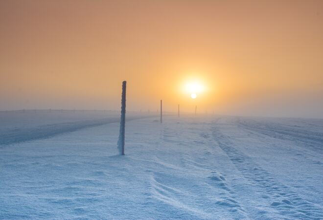 På bilde: Frostlagt sneskuterløype langs merket løype. Foto: GN På bilde: Frostlagt sneskuterløype langs merket løype. Foto: GN