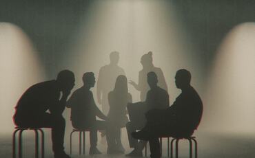 Stemningen i rommet påvirker beslutningskvalitet, relasjoner og gjennomføring, lenge før det blir synlig i resultatene. (Foto: Istock.com) Stemningen i rommet påvirker beslutningskvalitet, relasjoner og gjennomføring, lenge før det blir synlig i resultatene. (Foto: Istock.com)