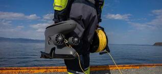 Droneoperatøren gjør seg klar til oppdrag (Foto: Blueye Robotics). 06 EF Langt fra blåøyd vanntroll