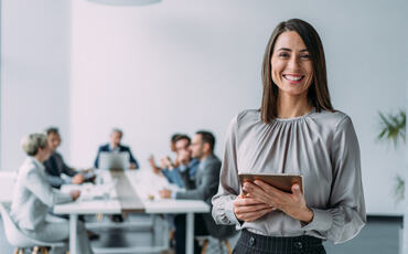 Psykososialt arbeidsmiljø formes ikke av intensjoner, men av prioriteringer, krav og støtte i hverdagen. Ledelse kan være både risikofaktor og vern. (Foto: Istock.com)