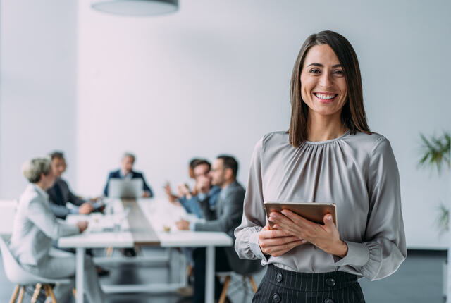 Psykososialt arbeidsmiljø formes ikke av intensjoner, men av prioriteringer, krav og støtte i hverdagen. Ledelse kan være både risikofaktor og vern. (Foto: Istock.com)