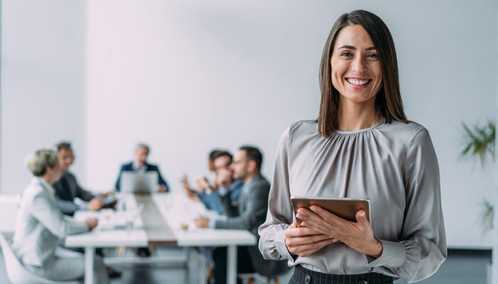 Psykososialt arbeidsmiljø formes ikke av intensjoner, men av prioriteringer, krav og støtte i hverdagen. Ledelse kan være både risikofaktor og vern. (Foto: Istock.com)