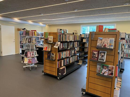 Biblioteket i Balestrand. (Foto: Mariann Skau) Bokhyller på bibliotek