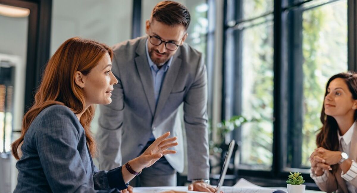 Gjennomføringskraft avgjøres ofte før beslutningen er ferdig forklart, i hvordan retningen oppleves de første minuttene. (Foto: Istock.com) Gjennomføringskraft avgjøres ofte før beslutningen er ferdig forklart, i hvordan retningen oppleves de første minuttene. (Foto: Istock.com)